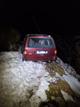 Coche atrapado en una pista forestal por la nieve