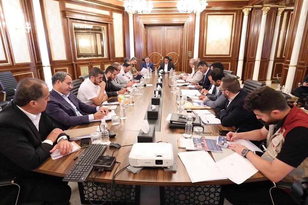 Archivo - El presidente de Libia, Mohamed Menfi, con su gabinete de seguridad