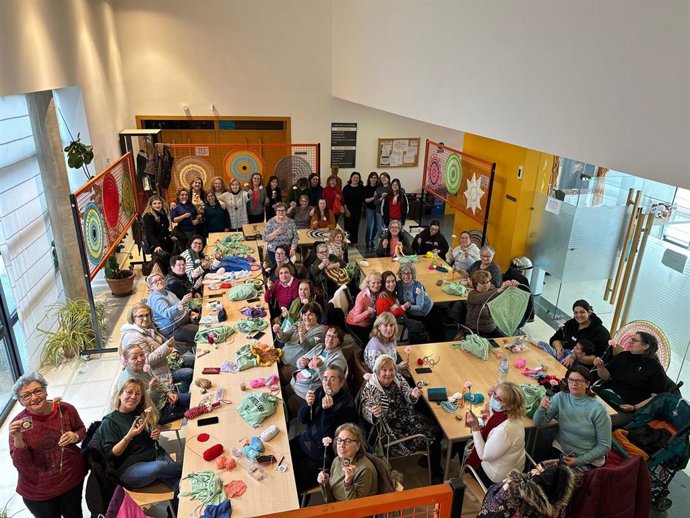 El Ayuntamiento de Cazalegas lleva a cabo desde el mes de enero "entretejiendo" para dar sombra al municipio este verano.