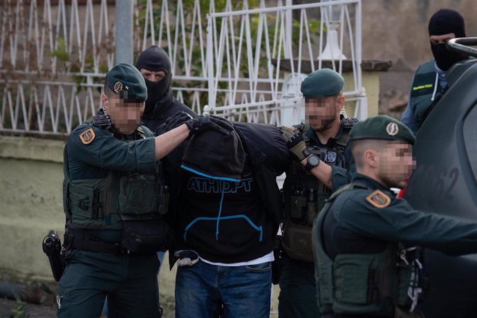 Archivo - Agentes de la Guardia Civil llevan a un detenido tras una operación policial antiyihadista en una vivienda, a 16 de enero de 2024, en Martorell, Barcelona
