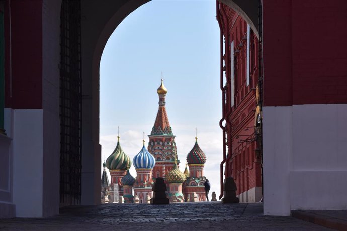 Archivo - La Catedral de San Basilio en la Plaza Roja de Moscú