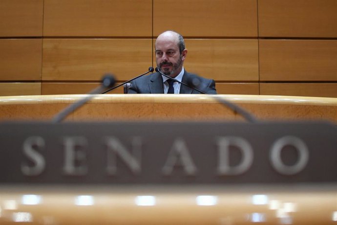 El presidente del Senado, Pedro Rollán, durante una sesión de control al Gobierno, en el Senado, a 6 de marzo de 2024, en Madrid (España).  El Senado vuelve a debatir y a votar en el Pleno de hoy los objetivos de estabilidad presupuestaria para el conjunt