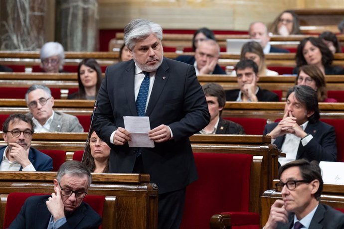 El president de Junts al Parlament, Albert Batet, intervé durant una sessió de control al Govern