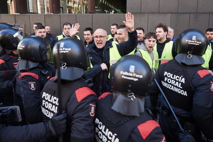 Varias personas protestan y se enfrentan a la Policía Foral de Navarra, en la parte trasera del Parlamento de Navarra, a 7 de marzo de 2024, en Pamplona, Navarra (España). 
