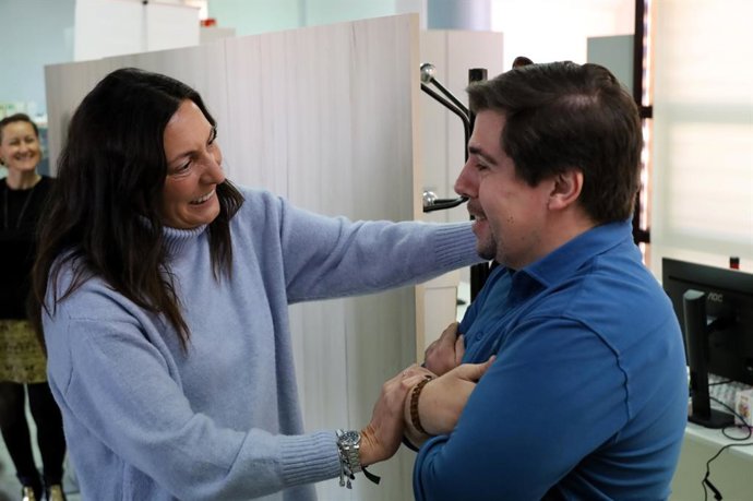 La consejera andaluza de Inclusión Social, Loles López, saluda a un trabajador de su consejería con discapacidad intelectual.