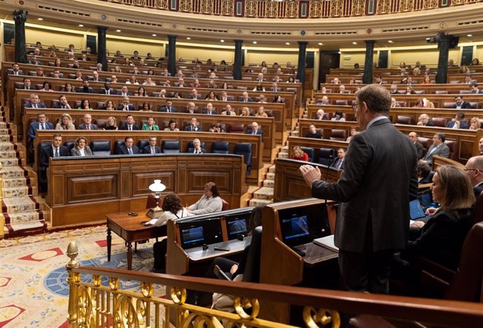 El líder del PP, Alberto Núñez Feijóo, pregunta al presidente Pedro Sánchez en una sesión de control