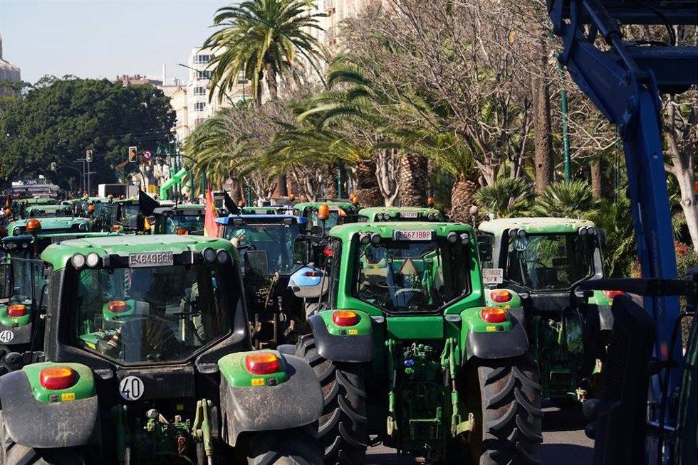 Cientos de agricultores se concentran como protesta en el Paseo del Parque de Málaga. A 21 de febrero de 2024, en Málaga (Andalucía, España).