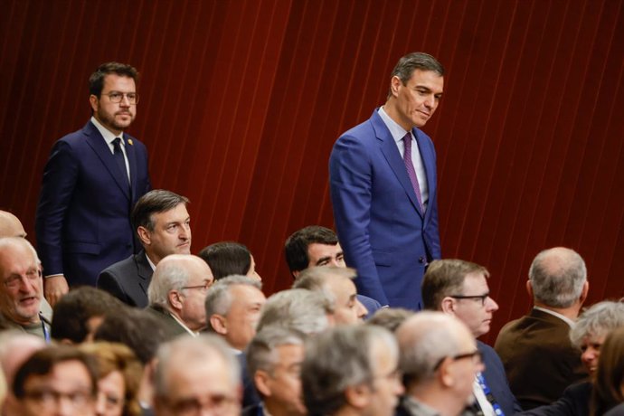 Archivo - El president del Govern central, Pedro Sánchez (d), i el president de la Generalitat, Pere Aragonès (e)