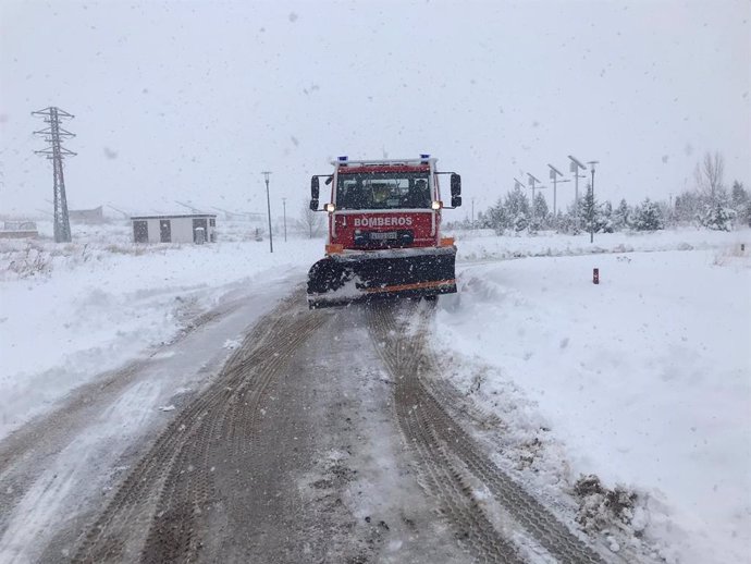 Archivo - Nieve en las carreteras turolenses.