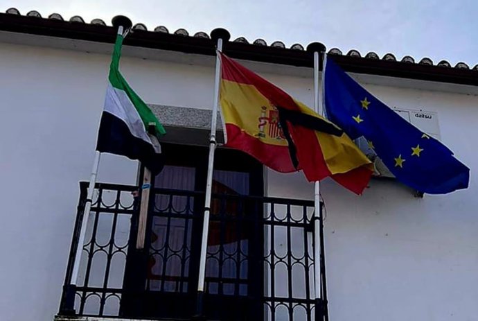 Crespón negro colocado en el Ayuntamiento de Hinojal