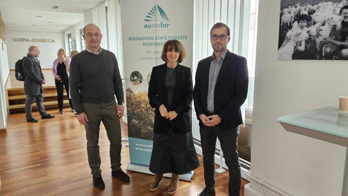 El viceconsejero de Medio Ambiente, José Almodóvar, y la directora general de Medio Natural y Biodiversidad, Susana Jara, en Bruselas.