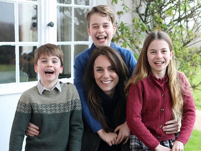 Kate Middleton junto a sus tres hijos