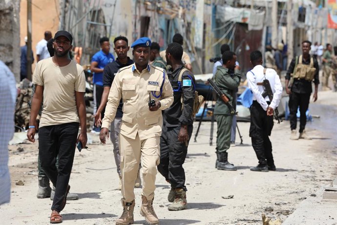 Archivo - MOGADISHU, Aug. 22, 2022  -- Policemen stand guard near the site of a terrorist attack in Mogadishu, Somali on Aug. 21, 2022. Somali government confirmed Sunday that 21 people were killed in the terrorist attack on a popular hotel in the Somal