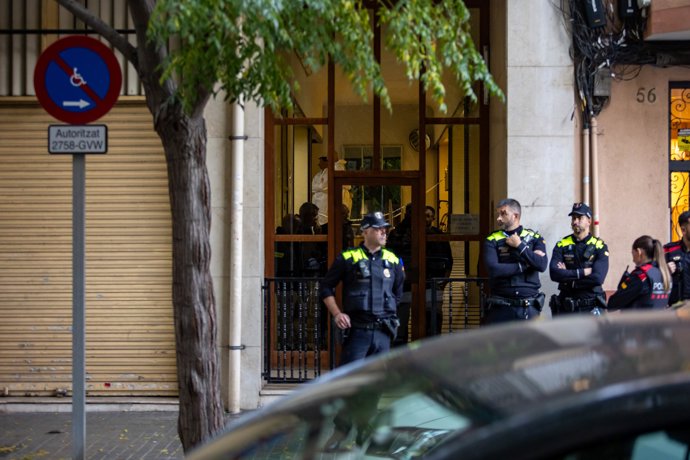 Efectivos de la Policía Local de Sant Adría de Bess y Mossos d'Esquadra en las calles del municipio