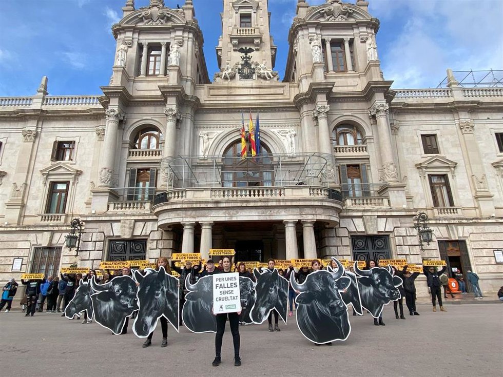 Una concentración pide acabar con la feria taurina de las Fallas y critica que se "torturen" animales por "tradición"