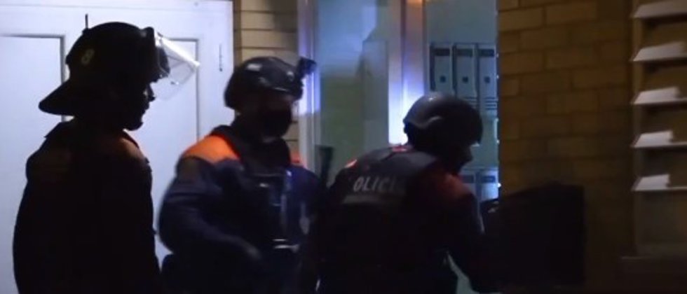 Entrada de Mossos d'Esquadra en uno de los locales del grupo criminal.