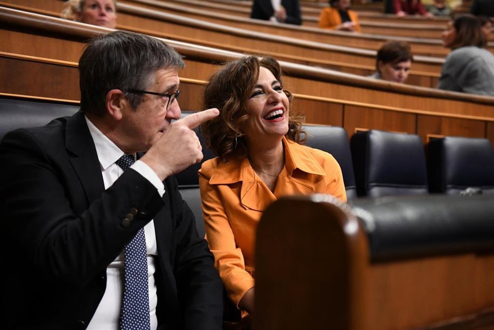 El portavoz del PSOE en el Congreso, Patxi López, y la vicepresidenta primera del Gobierno y ministra de Hacienda, María Jesús Montero, durante una sesión plenaria, en el Congreso de los Diputados, a 29 de febrero de 2024, en Madrid (España).