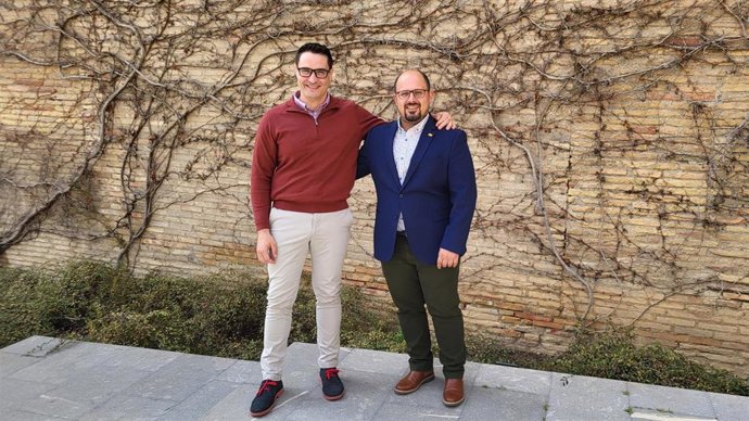 Alberto Izquierdo (PAR) y Cristian Poblador (Somos Caspe) firman un acuerdo de colaboración para defender los intereses de los ciudadanos.