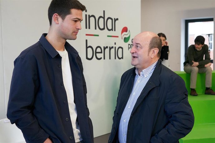 ELECCIONES PNV / El presidente del PNV, Andoni Ortuzar, presenta la candidatura de su partido en la Cuadrilla de Añana junto al cabeza de lista por Álava, Joseba Díez . Foto: carlos gonzález
