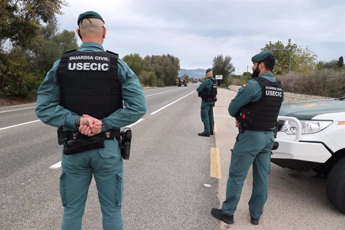 Tres agentes de la Guardia Civil esperan la llegada de los tractores al centro de Palma durante el décimo cuarta jornada de protestas de los tractores en las carreteras españolas, a 19 de febrero de 2024.
