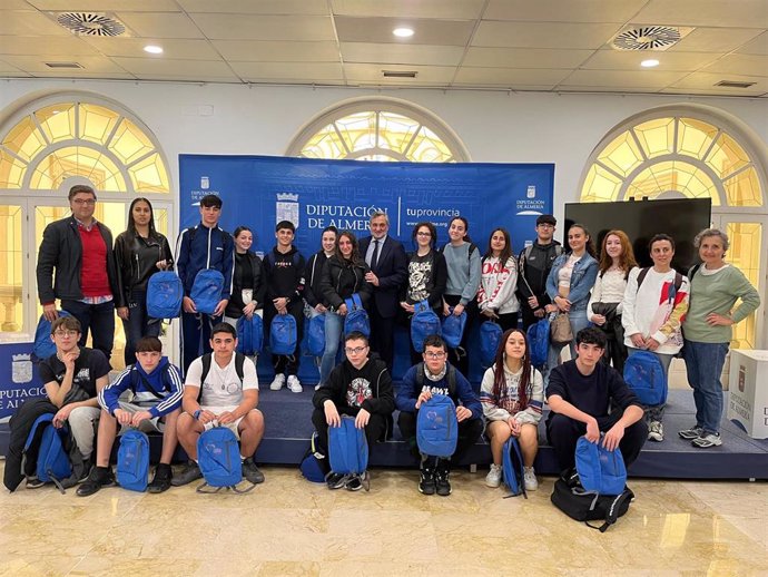 Alumnos de Murcia, Tenerife, Orense y Benahadux visitan la Diputación de Almería.