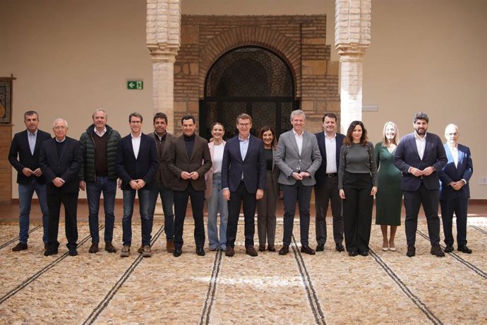 El líder del PP, Alberto Núñez Feijóo, junto a  presidentes de autonomías gobernadas por su formación, entre ellos el presidente de la JCYL, Alfonso Fernández Mañueco.