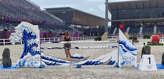 Valla decorada con los diseños del artísta toledano.