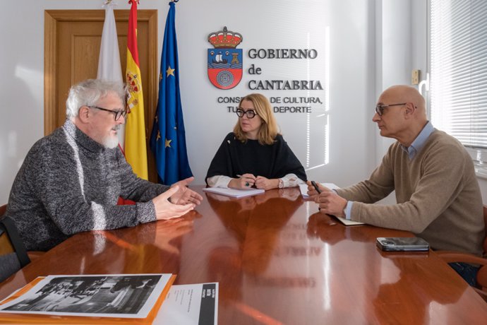 La consejera de Cultura, Turismo y Deporte, Eva Guillermina Fernández, se reúne con el vicerrector de Cultura de la Universidad de Cantabria, Tomás Mantecón