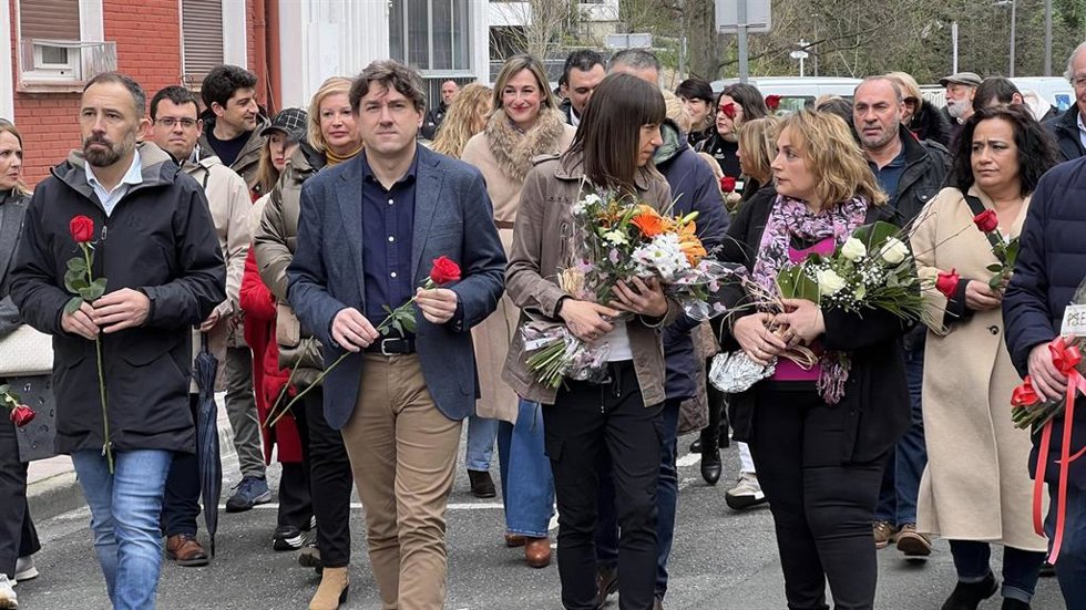 Dirigentes socialistas en el homenaje al edil asesinado por ETA en Mondragón (Gipuzkoa) en 2008 Isaías Carrasco