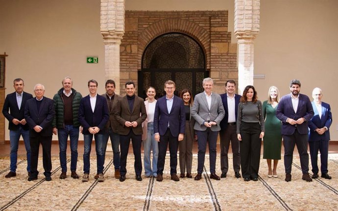 Presidentes autonómicos del PP junto a la dirección del partido y el líder nacional, Alberto Núñez Feijóo