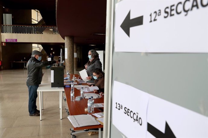 Archivo - LISBON, Jan. 30, 2022  -- A voter casts his ballot at a polling station in Lisbon, Portugal, on Jan. 30, 2022. Portugal's ruling Socialist Party led by Prime Minister Antonio Costa has won the parliamentary election, garnering 42.1 percent out o