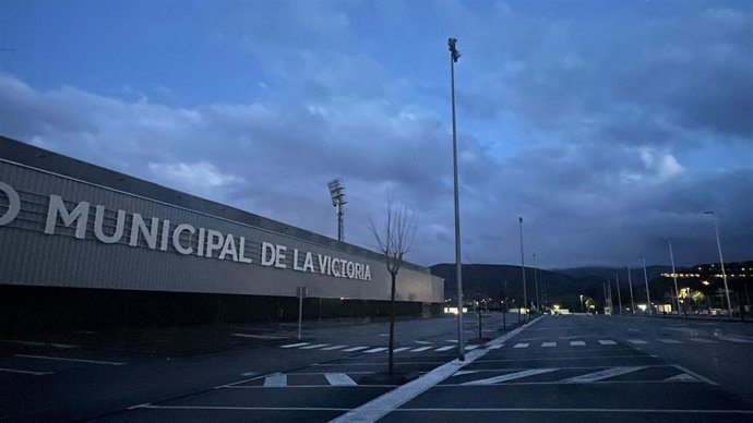 Exterior del estadio municipal de La Victoria de Jaén sin iluminación.