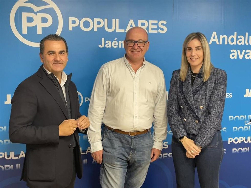 Archivo - (Desde izda.) Javier Bermúdez, Javier Márquez y Mariola Aranda, en la sede de su partido en Jáen, en una imagen de archivo.