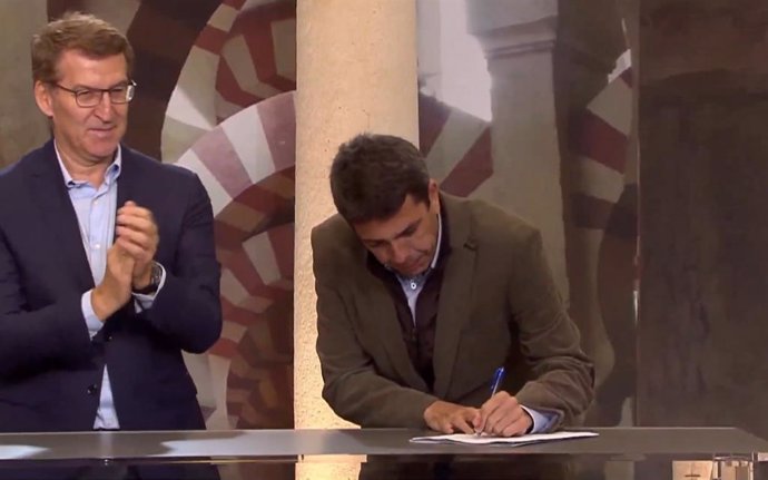 El presidente del PP, Alberto Núñez Feijóo (izq), y el presidente del PPCV y 'president' de la Generalitat Valenciana, Carlos Mazón