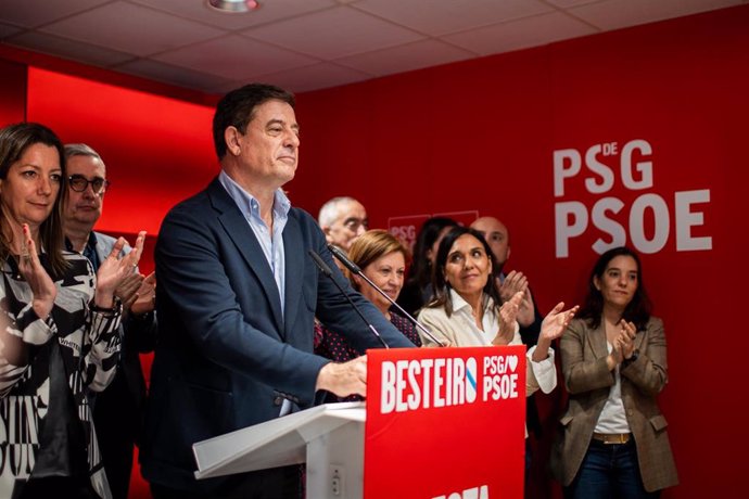 El candidato del PSdeG a la Presidencia de la Xunta, José Ramón Besteiro, comparece durante el seguimiento de la jornada electoral de los comicios autonómicos de Galicia, en la sede del PSdeG.