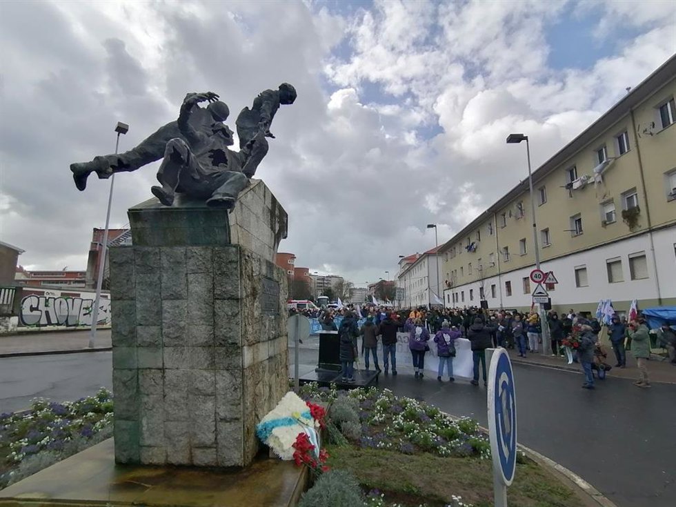 Concentración de la CIG ante el monumento al 10 de marzo.