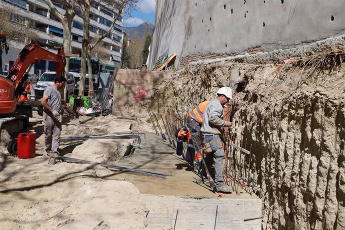 El Ayuntamiento de Marbella (Málaga) remodela la avenida José Manuel Vallés para duplicar las plazas de aparcamiento.