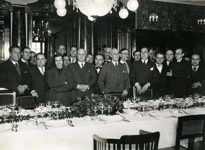 Irene Polo al costat de l'alcalde Joan Pich i Posa al banquet per a periodistes que feien informació per l'Ajuntament de Barcelona (1935)