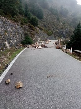 Imagen de una carretera cortada.
