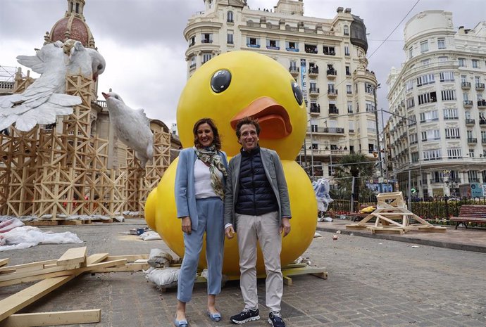 La alcaldesa de Valncia, María José Catalá, y el alcalde de Madrid, José Luis Martínez Almeida, posan junto al ninot del Ayuntamiento, en la Plaza del Ayuntamiento.