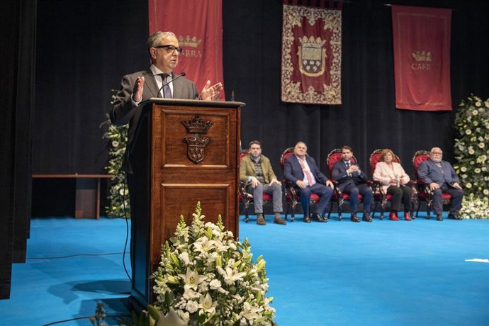 Salvador Fuentes, durante su intervención en el 'Día de Cabra', por el 175 aniversario de su título de ciudad.