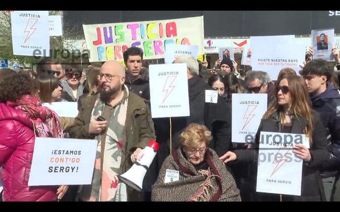 Los asistentes a la concentración han portado carteles pidiendo "Justicia para Sergio".