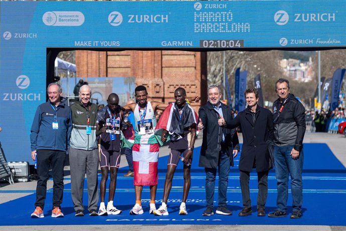 El alcalde de Barcelona, Jaume Collboni, posa junto a los tres primeros clasificados masculinos de la Zurich Marató de Barcelona 2024