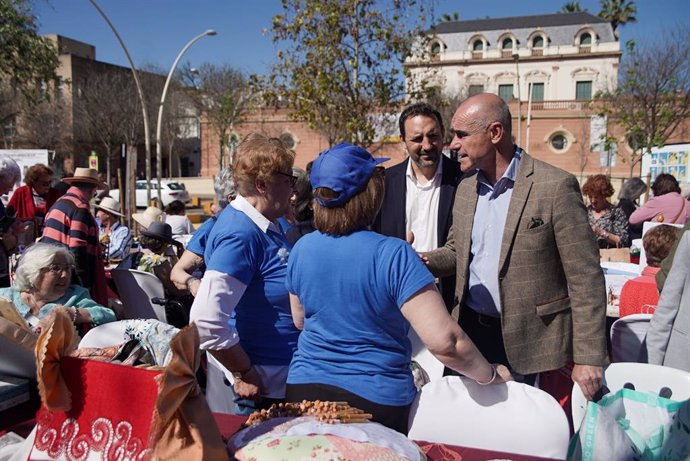 El portavoz del grupo socialista en Sevilla, Antonio Muñoz y el concejal socialista Juan Tomás de Aragón.