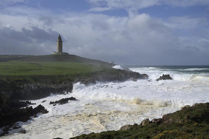 Olas durante el frente meteorológico, a 23 de febrero de 2024, en A Coruña, Galicia (España).
