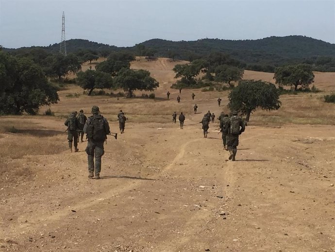 Archivo - Militares de la Brigada 'Guzmán el Bueno' X durante un ejercicio en la base de Cerro Muriano.