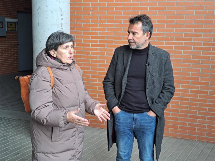 Joaquín Dobladez (dcha.) con una representante vecinal en su visita al barrio de Huerta de la Reina.