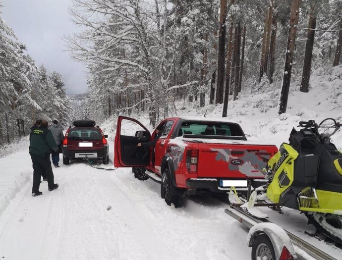 Intervención de la Guardia Civil en la carretera de Covaleda (Soria) donde estaban atrapados los vehículos por la nieve.