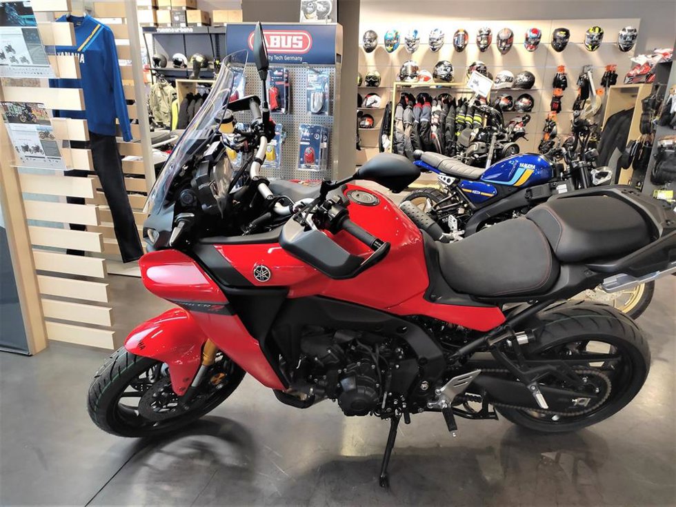 Archivo - Motocicleta expuesta en un concesionario