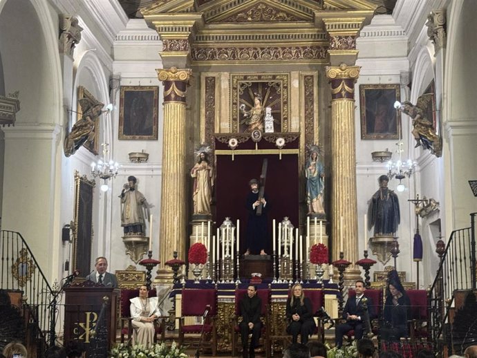 El pregonero Manuel Martín durante su exaltación de la saeta en Écija (Sevilla).